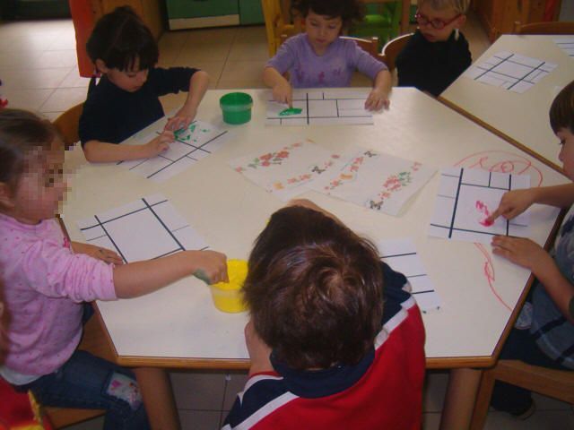 bambini che pitturano stile Mondrian