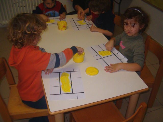 bambini che pitturano stile Mondrian