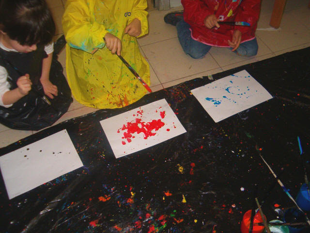 bambini che dipingono stile Pollok