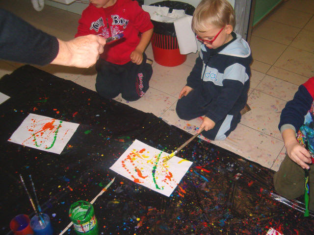 bambini che pitturano  stile Pollok