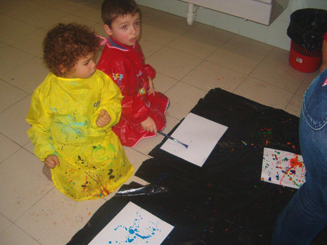 bambini che pitturano  stile Pollok