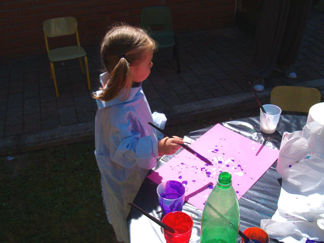 bambini che pitturano stile Pollok