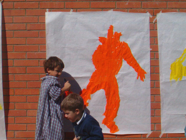 bambini che pitturano  la loro sagoma