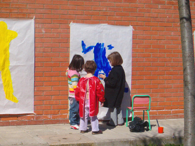 bambini che pitturano  la loro sagoma