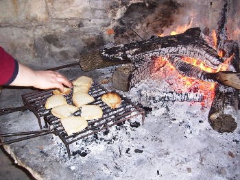 il pane arrostito al fuoco