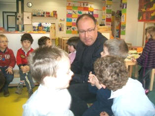 foto del dottor Frongia con i bambini 