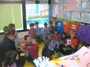 foto del dottor Frongia con i bambini 