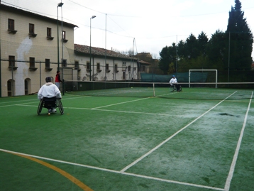 Marco e Mauro giocano una partita a tennis