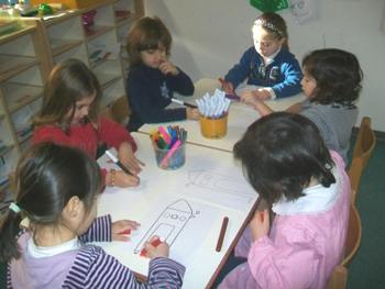 foto di gruppi di bambini che progettano l'astronave che porter i nostri lavori alla scuola primaria