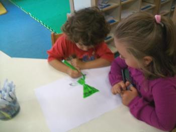 foto di bambin in coppiai che disegnano un alieno e inventano una storia
