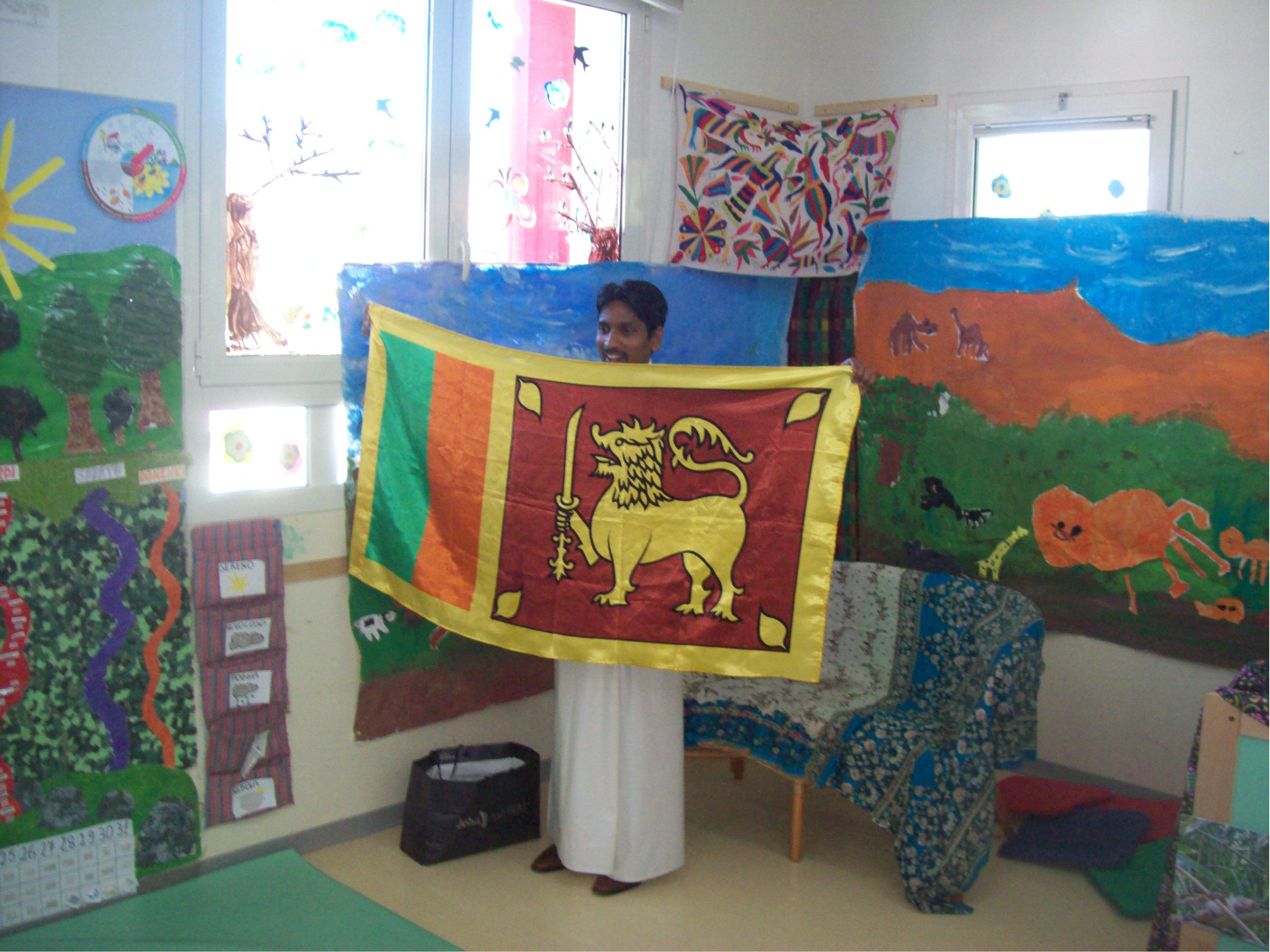Saman mostra la bandiera di Srilanka