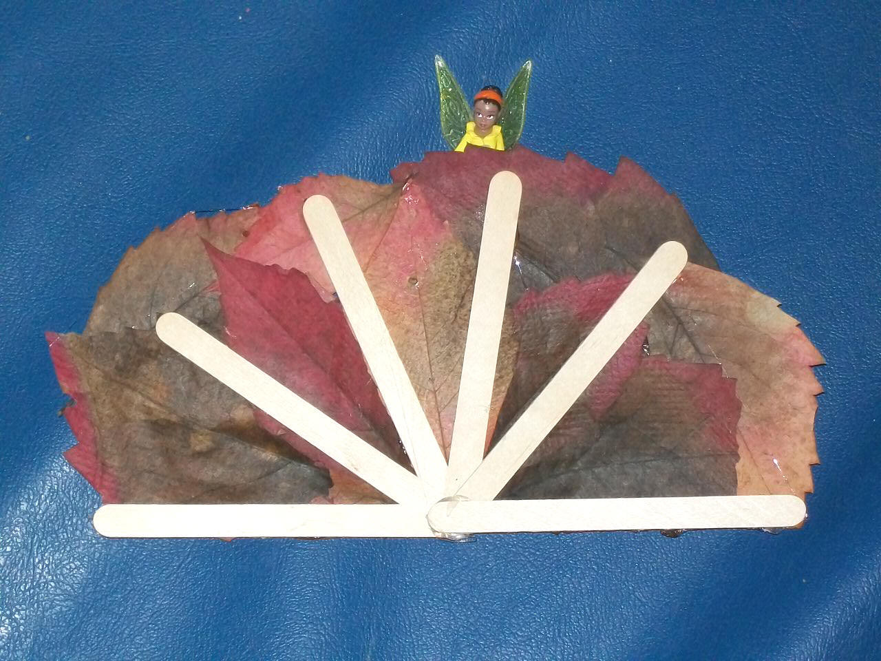 foto del ventaglio realizzato dai bambini con materiale di recupero