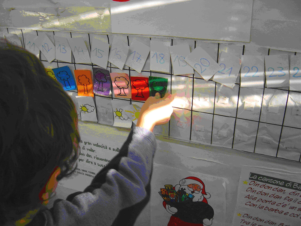 foto di bambini hce stanno facendo il calendario
