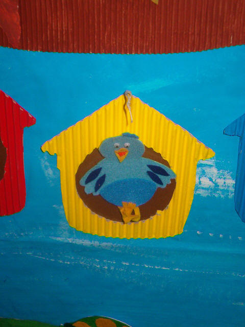 Foto dell'uccellino blu costruito da maestre e bambini