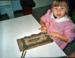 foto di una bambina che fa manipolazione con la creta