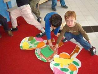 bambini che costruiscono il cartellone