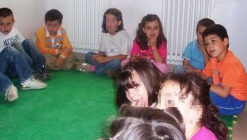foto dei bambini durante la lettura
