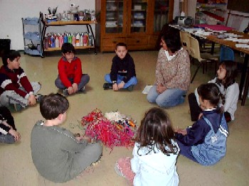 bambini e Miriam in cerchio