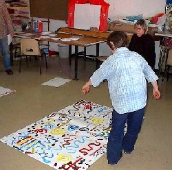 bambino "legge" partitura suoni