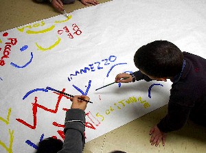 bambini disegnano il codice di segni