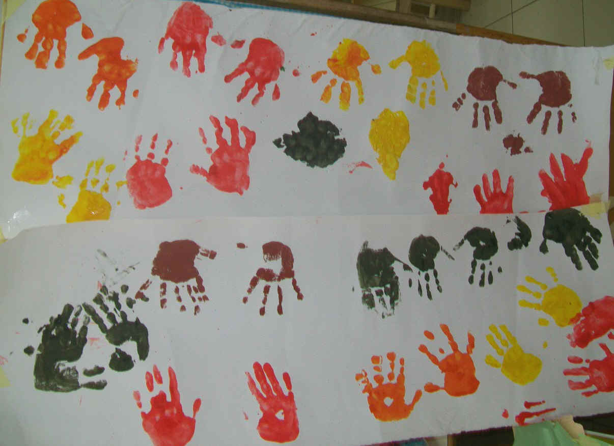 mani colorate con i colori dell'autunno