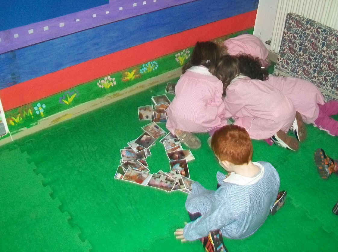 foto di bambini che scelgono le immagini fotografiche di alcuni momenti della giornata scolastica