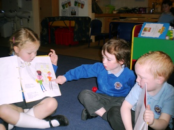i bambini gallesi guardano il libro con la storia di Giovannino