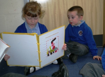 i bambini gallesi guardano il libro con la storia di Giovannino