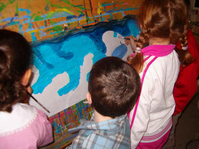 foto dei bambini mentre realizzano le pitture