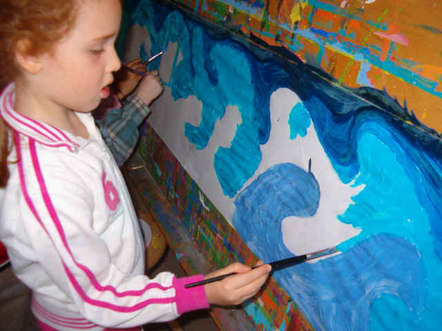 foto dei bambini mentre realizzano le pitture