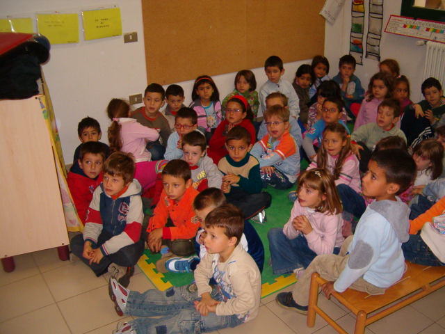 foto dei bambini che ascolatano il racconto di Camilla