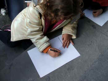 foto di bambini che disegnano dal vero