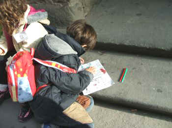 foto dei bambini che disegnano il duomo dal vero