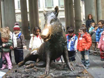 foto dei bambini intorno ala statua dell Porcellino 