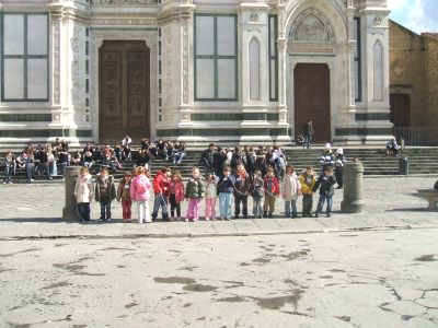 foto dei bambini davanti a Santa Croce