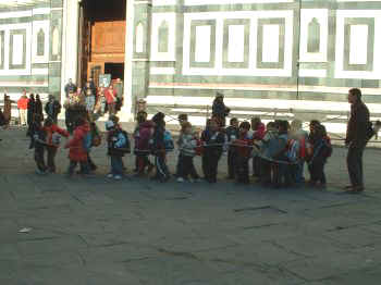 foto dei bambini davanti al Duomo