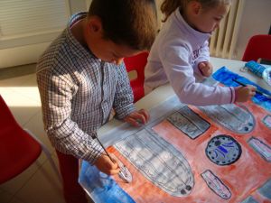foto dei bambini che realizzano la pittura della chiesa di Orsanmichele