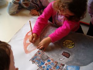 foto dei bambini che realizzano la pittura di piazza della Signoria