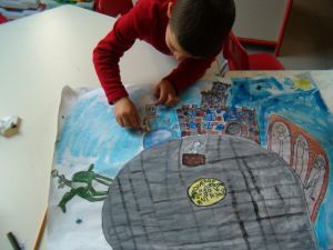 foto dei bambini che realizzano la pittura di piazza della Signoria
