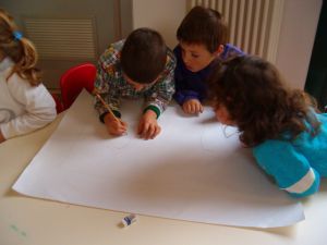 foto dei bambini che realizzano la pittura della chiesa di Orsanmichele