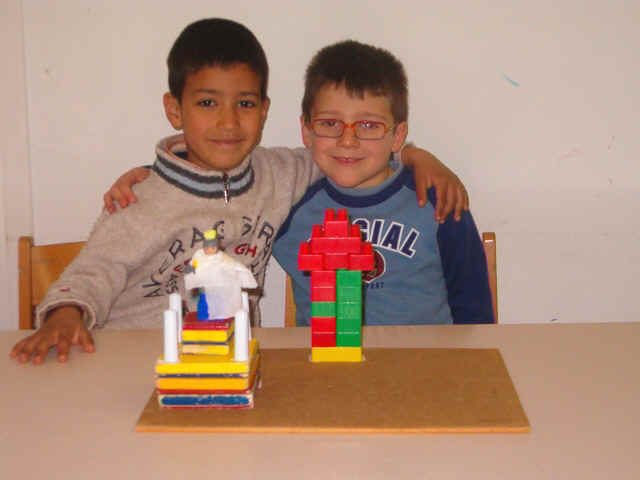foto di bambino che ricostruiscono Santa Croce con le costruzioni