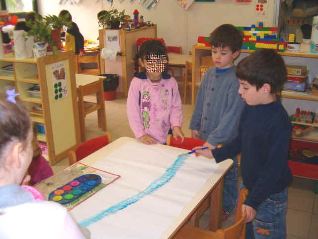 bambini che stanno costruiendo il cartellone della mappa