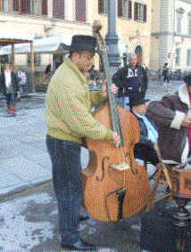 foto di suonatori in piazza santa Croce