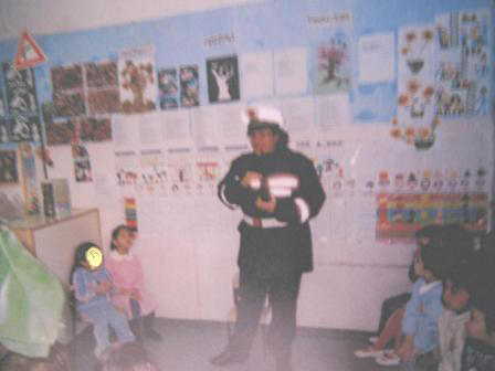 foto della vigilessa  a scuola