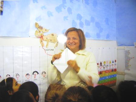 foto della maestra con la busta regalo del cane Gastone  