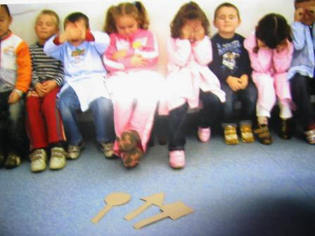 foto dei bambini in cerchio ad occhio chiusi per vedere la sorpresa di Gastone