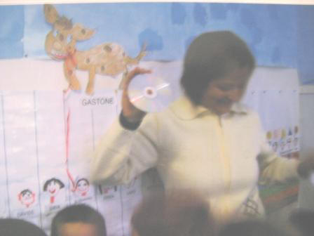 foto dell'insegnante con il cd che ha portato il cane Gastone