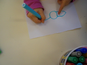 foto di bambini che realizzano le tessere gioco, disegnandole
