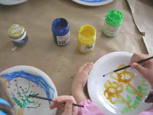foto dei bambini che decorano piatti