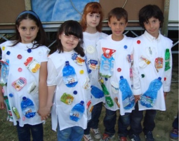 bambini travestiti da rifiuti di plastica